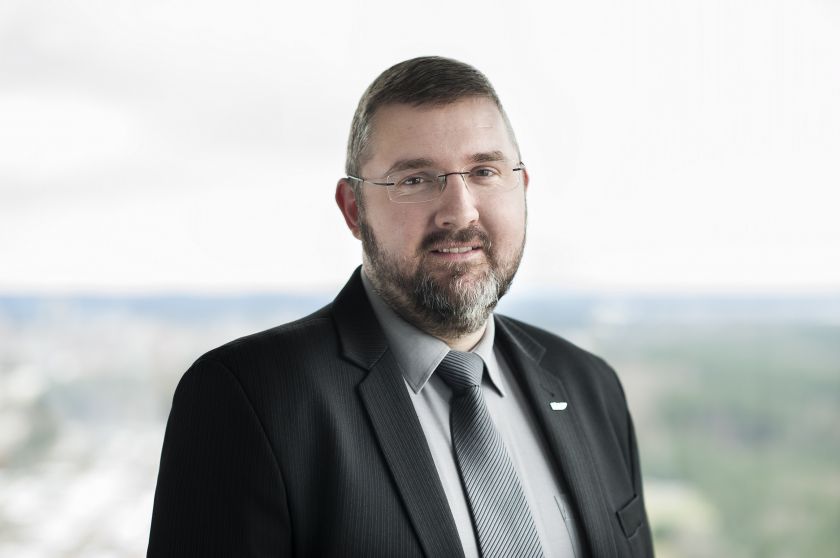Draudikai įspėja: važiuojantiems automobiliu šis įprotis gali baigtis skaudžiomis pasekmėmis