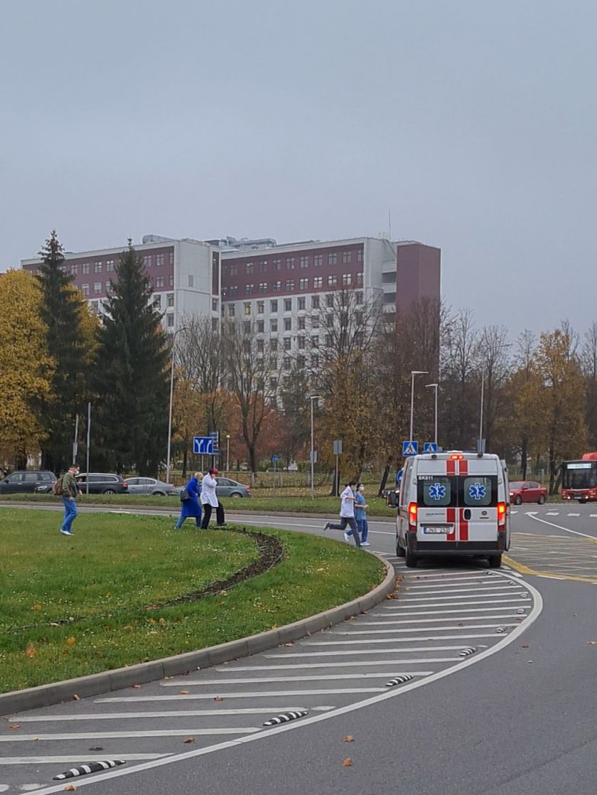 Santariškių eismo žiede sraigtasparnis nusileido su itin svarbiu kroviniu – atskraidino donoro širdį