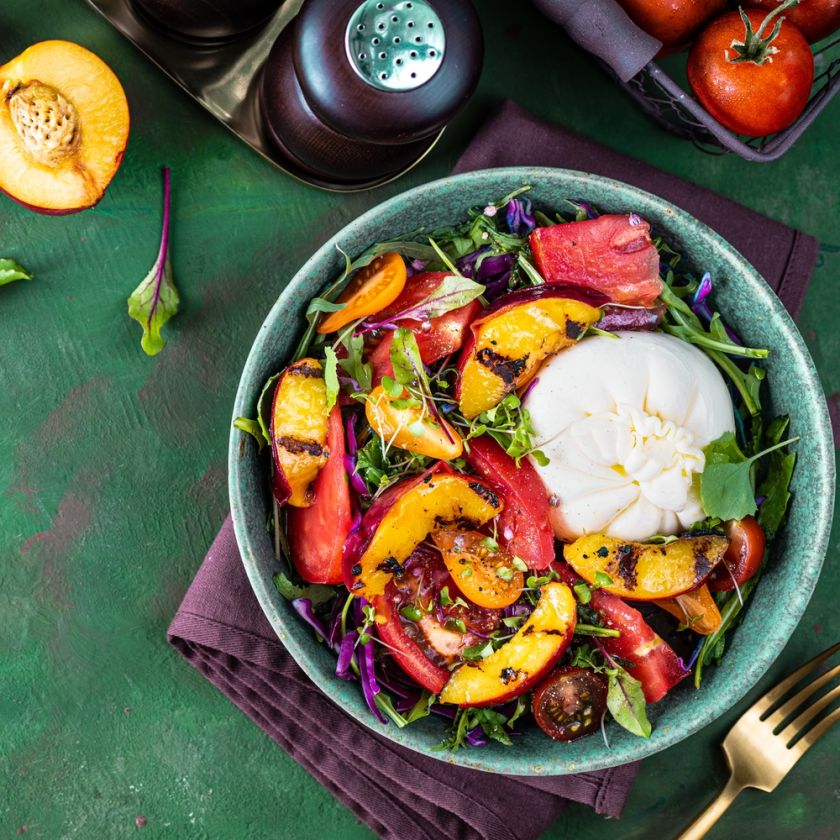 Burrata sūris – jūsų svajonių užkandžiams: išbandykite burnoje tirpstančių salotų receptus