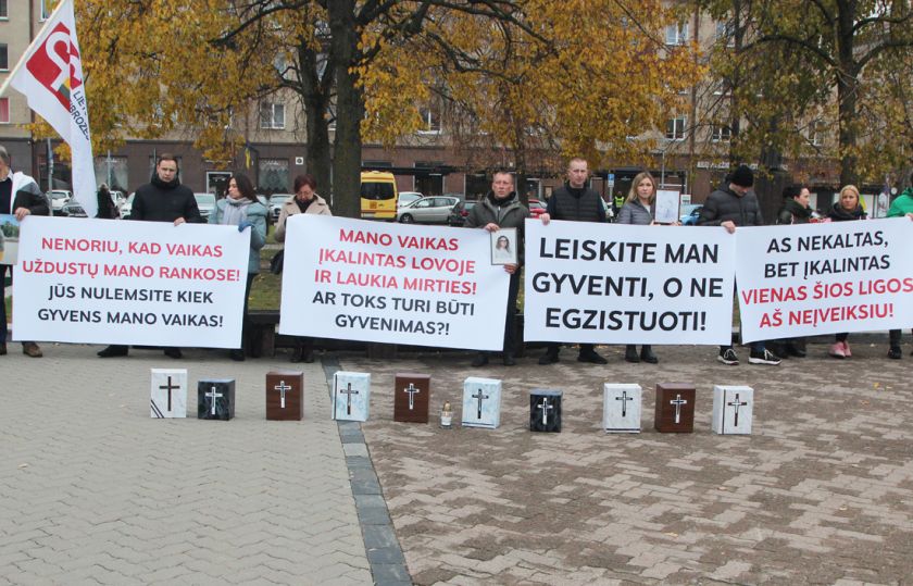 Tylioje akcijoje prie Seimo – tėvai su urnomis