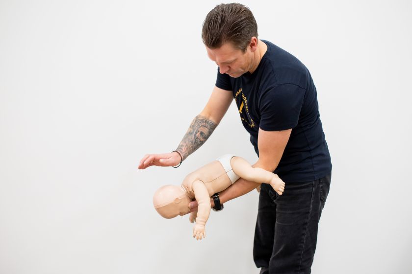 
Prieš sėdant prie vaišių stalo: prisiminkime, kaip suteikti pirmąją pagalbą užspringus (vaizdo pamoka)                