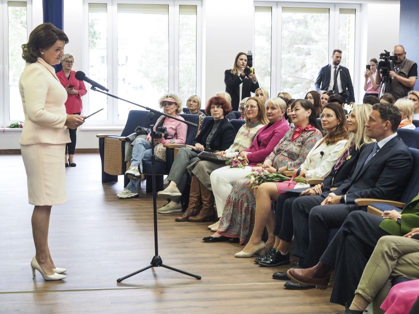 
P. D. Nausėdienė sveikino prevenciškai dėl krūties vėžio išsitirti į NVI atvykusias: tęsiama iniciatyva „Rožinė dovana moterims“                