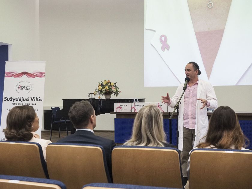 
P. D. Nausėdienė sveikino prevenciškai dėl krūties vėžio išsitirti į NVI atvykusias: tęsiama iniciatyva „Rožinė dovana moterims“                