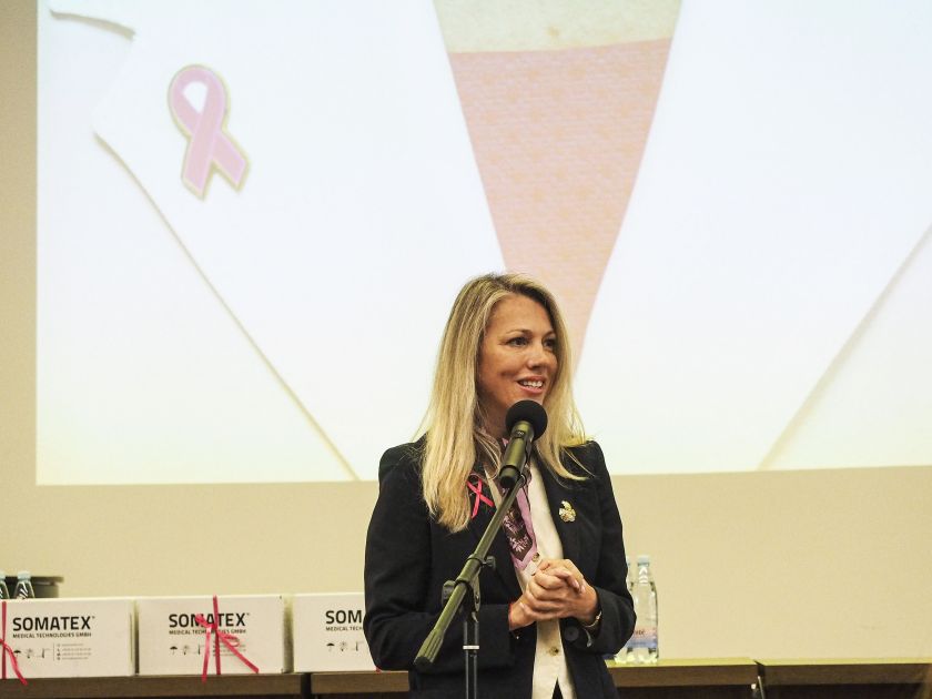 
P. D. Nausėdienė sveikino prevenciškai dėl krūties vėžio išsitirti į NVI atvykusias: tęsiama iniciatyva „Rožinė dovana moterims“                