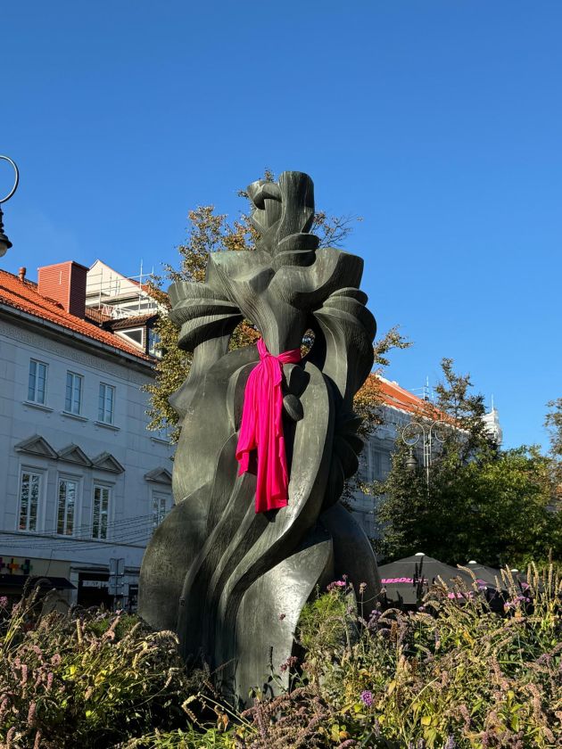 
Kovos su krūties vėžiu mėnuo – rožine spalva pasipuošė 6 žymūs sostinės paminklai                