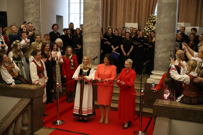 Vilniuje 22-ąjį kartą duris atvėrė Tarptautinė Kalėdų labdaros mugė: dalyvius pasveikino pirmoji šalies ponia D. Nausėdienė