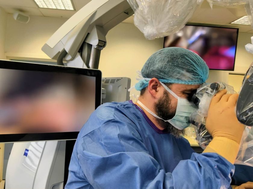 Naktis, kai tėvai suprato, kas yra siaubas ir tikroji laimė: dukrą išgelbėjo Santaros klinikų gydytojai neurochirurgai 